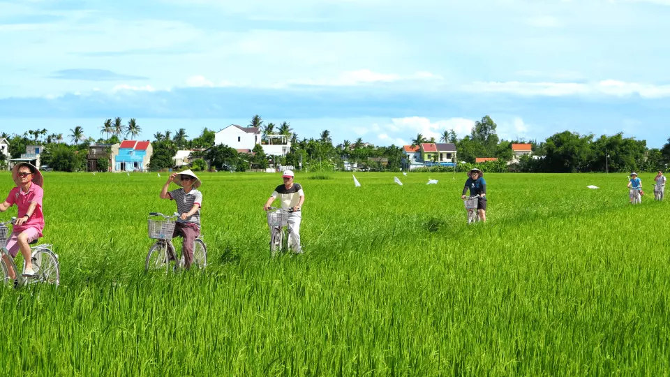 đạp xe làng Cẩm Thanh